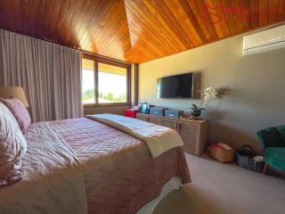 Casa de á Venda com 4/4, sendo 4 suítes no Condomínio Ilha dos Pássaros.