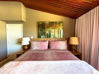 Casa de á Venda com 4/4, sendo 4 suítes no Condomínio Ilha dos Pássaros.