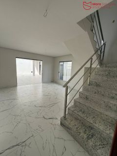 Casa de á Venda com 4/4, sendo 4 suítes no Condomínio Ilha dos Pássaros.