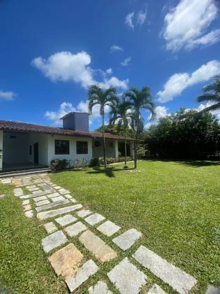 Casa Rústica no Condomínio Pedras do Rio – Estrada do Coco.