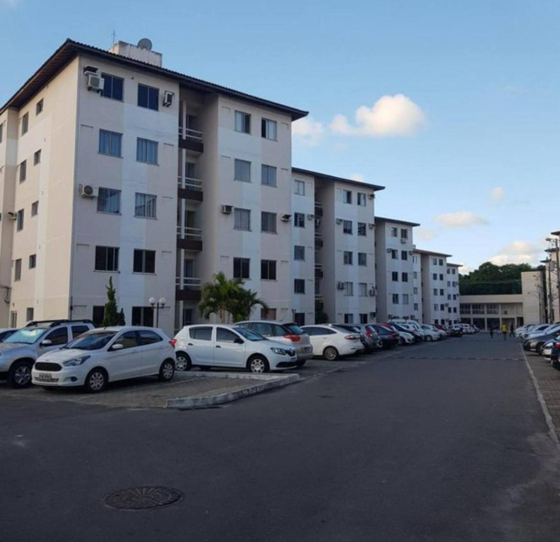 Apartamento 2/4 com varanda e piscina no Family! 155mil.