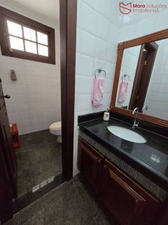 oportunidade no Hortovillas! Se você procura um imóvel espaçoso, com potencial para investimento e localizado em um dos condomínios mais luxuosos de Lauro de Freitas.