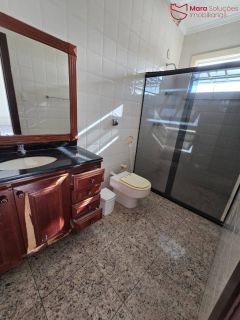 oportunidade no Hortovillas! Se você procura um imóvel espaçoso, com potencial para investimento e localizado em um dos condomínios mais luxuosos de Lauro de Freitas.