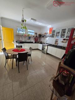 oportunidade no Hortovillas! Se você procura um imóvel espaçoso, com potencial para investimento e localizado em um dos condomínios mais luxuosos de Lauro de Freitas.