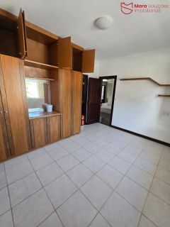 oportunidade no Hortovillas! Se você procura um imóvel espaçoso, com potencial para investimento e localizado em um dos condomínios mais luxuosos de Lauro de Freitas.