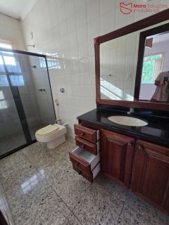 oportunidade no Hortovillas! Se você procura um imóvel espaçoso, com potencial para investimento e localizado em um dos condomínios mais luxuosos de Lauro de Freitas.