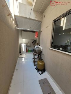 Triplex com 3 suítes em rua pública em Ipitanga.