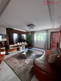 Casa Triplex á Venda com 3 suítes na Avenida Amarílio Thiago.