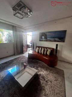 Casa Triplex á Venda com 3 suítes na Avenida Amarílio Thiago.