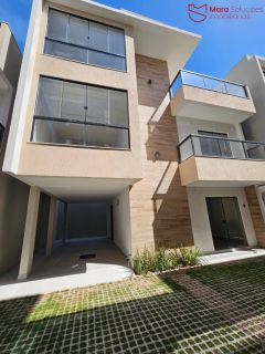 Casa Triplex em Condomínio na região de Pitangueiras.