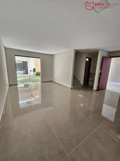 Casa Triplex em Condomínio na região de Pitangueiras.