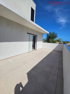 Casa Triplex em Condomínio na região de Pitangueiras.