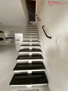 Viva com Estilo: Casa 2/4 com Suítes, Closet e Terraço Exclusivo.