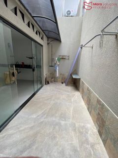 Viva com Estilo: Casa 2/4 com Suítes, Closet e Terraço Exclusivo.