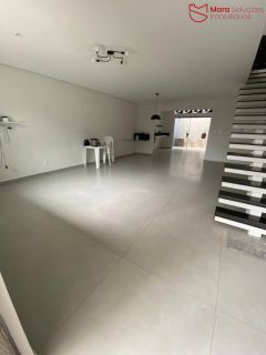 Viva com Estilo: Casa 2/4 com Suítes, Closet e Terraço Exclusivo.