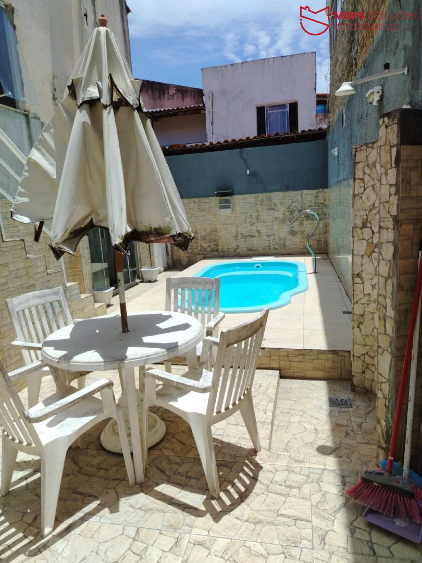 Belíssima casa com 3 quartos e piscina privativa.