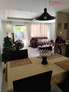 Belíssima casa com 3 quartos e piscina privativa.