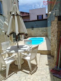 Belíssima casa com 3 quartos e piscina privativa.