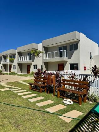 Condomínio de Casas na principal de Buraquinho.