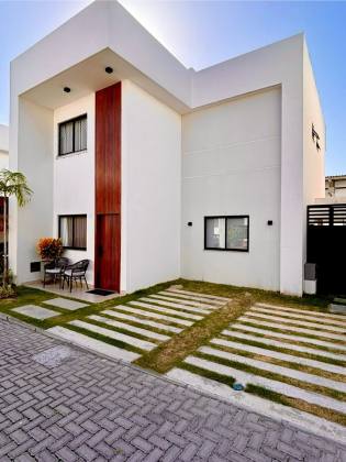 Belíssima casa duplex, nova, nascente, 4/4 e alto padrão de acabamento, em condomínio fechado!