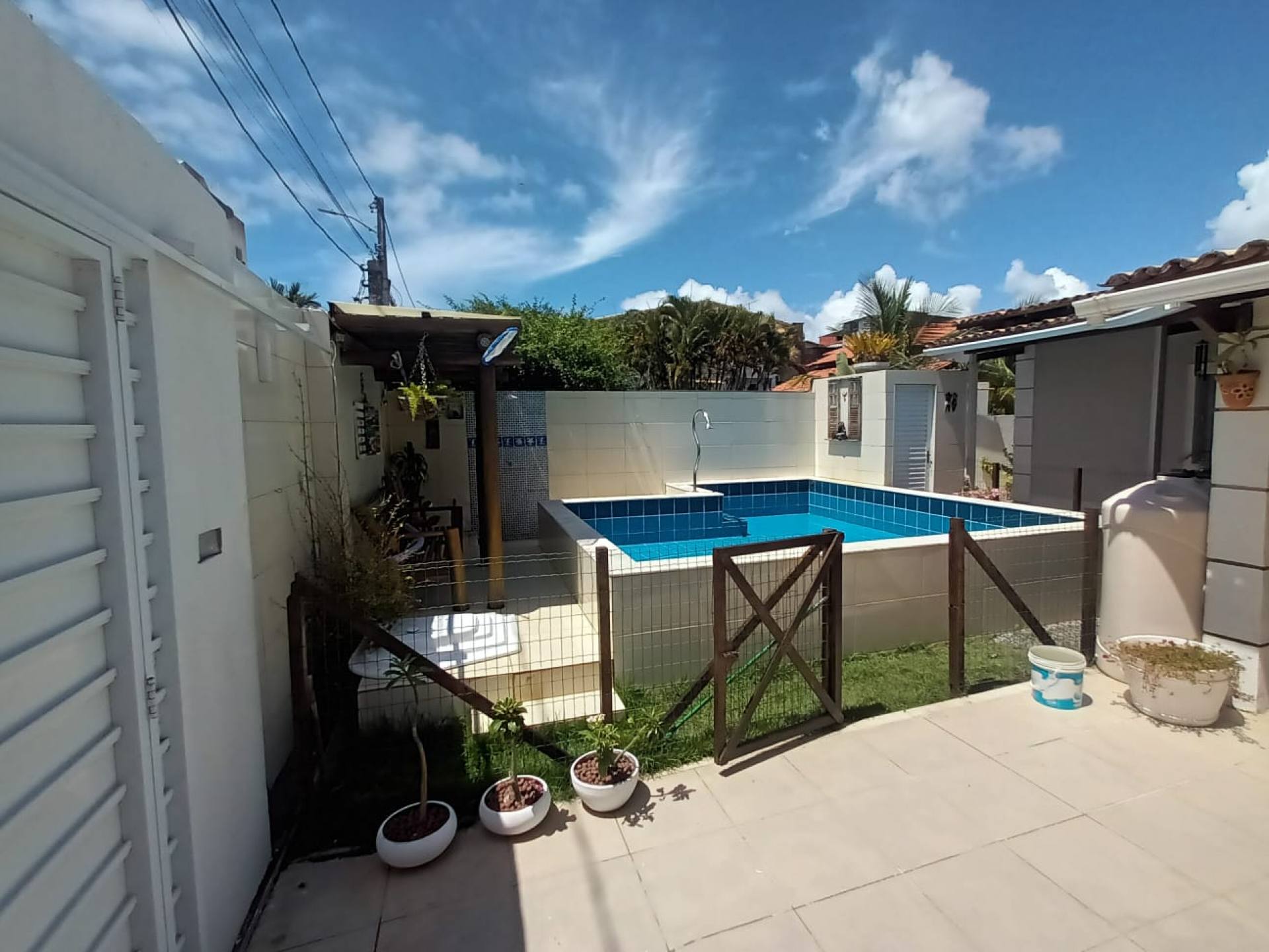 CASA ACONCHEGANTE NO CENTRO DE LAURO DE FREITAS (ALUGUEL)