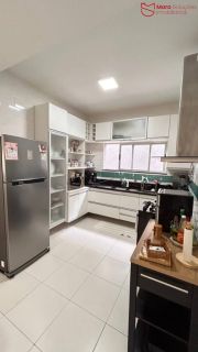 Casa Alto Padrão em Rua Tranquila no Coração de Vilas do Atlântico – Porteira Fechada.