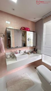 Casa Alto Padrão em Rua Tranquila no Coração de Vilas do Atlântico – Porteira Fechada.