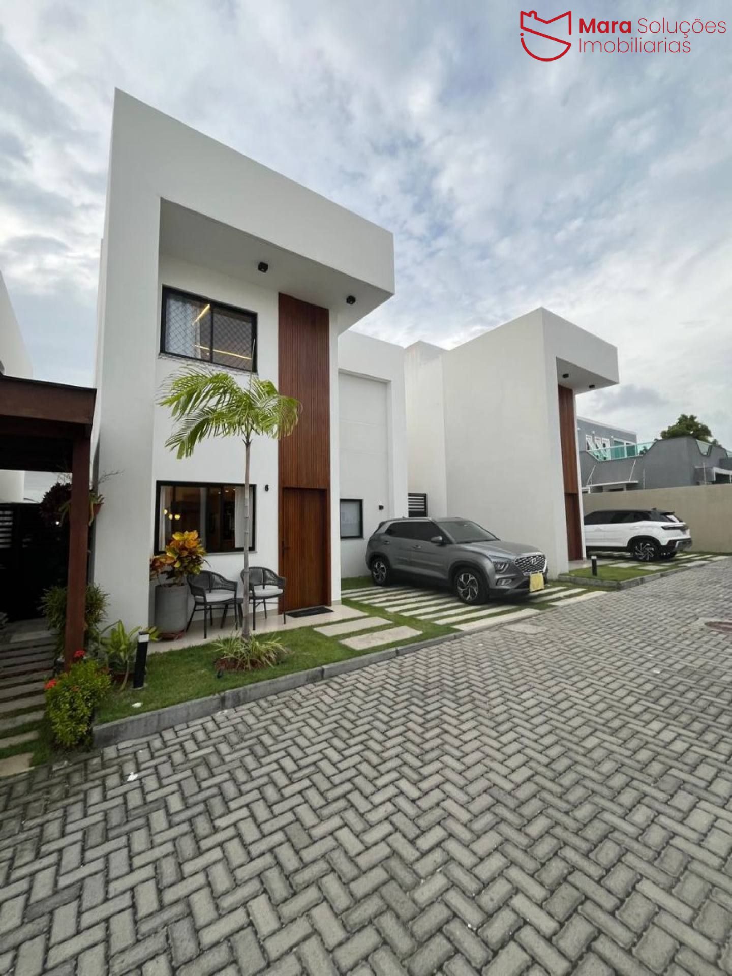 Belíssima casa duplex, nova (2 anos de construção), nascente, com 155 m², localizada em condomínio fechado, na melhor região de Vilas do Atlântico / Lauro de Freitas.