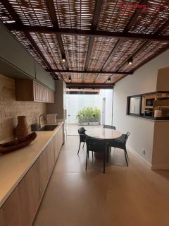 Belíssima casa duplex, nova (2 anos de construção), nascente, com 155 m², localizada em condomínio fechado, na melhor região de Vilas do Atlântico / Lauro de Freitas.