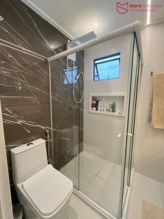 Belíssima casa duplex, nova (2 anos de construção), nascente, com 155 m², localizada em condomínio fechado, na melhor região de Vilas do Atlântico / Lauro de Freitas.