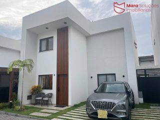Belíssima casa duplex, nova (2 anos de construção), nascente, com 155 m², localizada em condomínio fechado, na melhor região de Vilas do Atlântico / Lauro de Freitas.