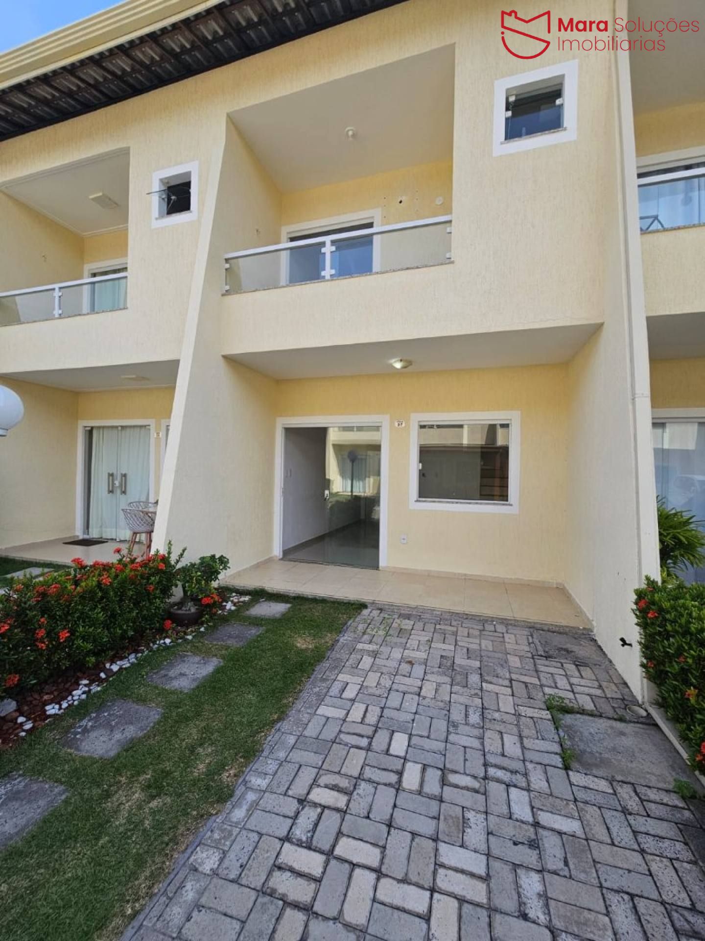 Vilage em condomínio fechado com 2 suítes.