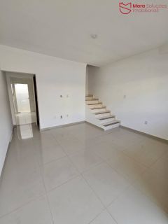 Vilage em condomínio fechado com 2 suítes.