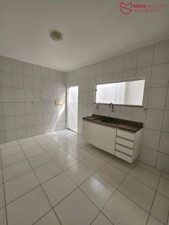 Vilage em condomínio fechado com 2 suítes.