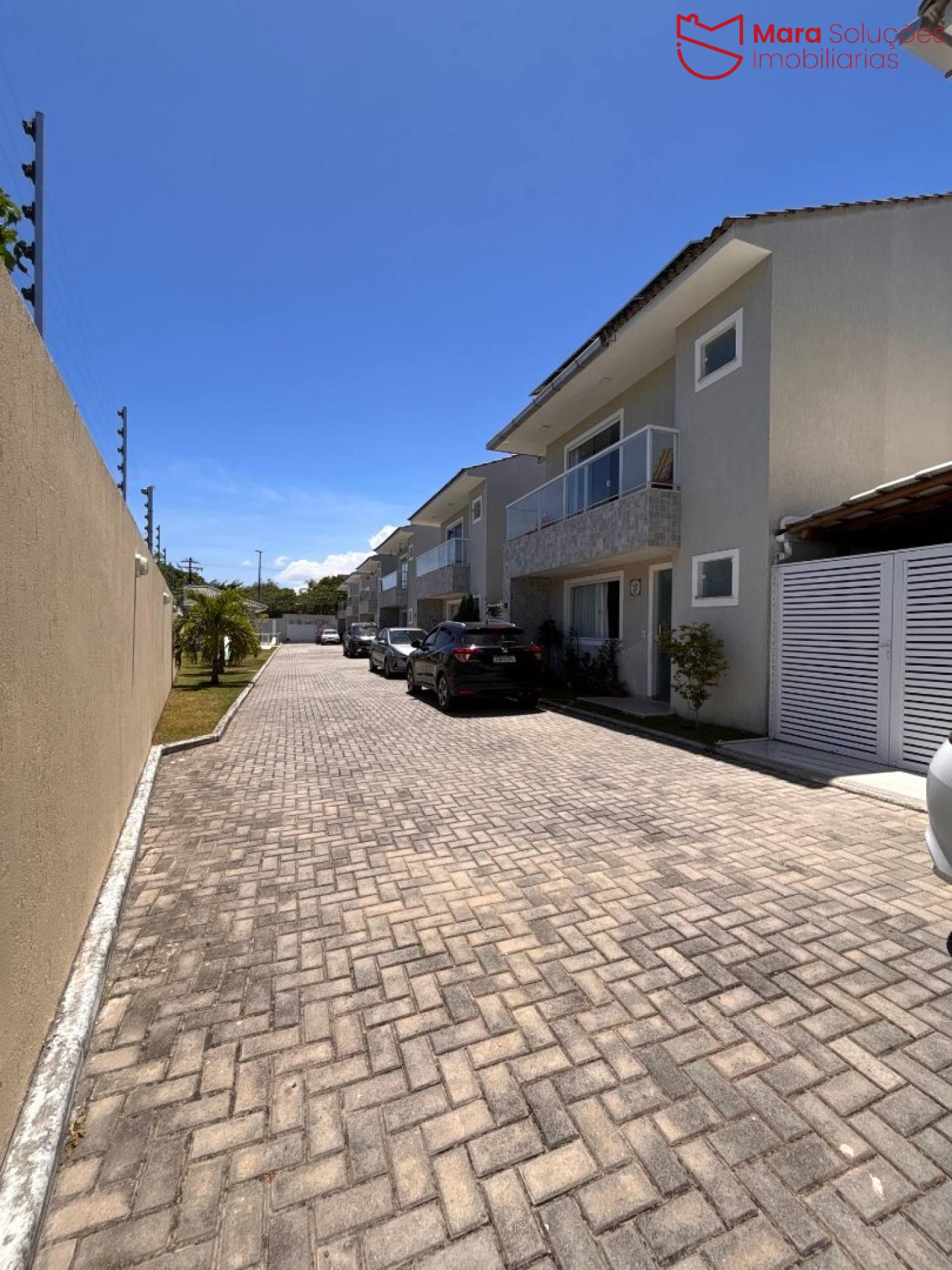 Casa duplex no Miragem com excelente aproveitamento de espaço.