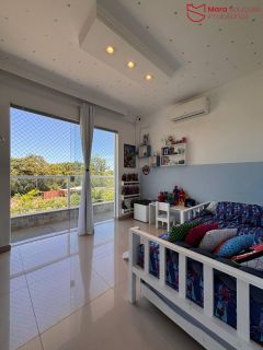 Casa duplex no Miragem com excelente aproveitamento de espaço.