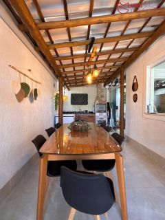 Casa duplex no Miragem com excelente aproveitamento de espaço.