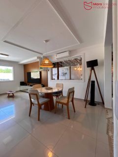 Casa duplex no Miragem com excelente aproveitamento de espaço.