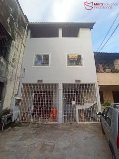 casa no primeiro 1º andar com 3/4 no centro de Lauro de Freitas - R$2.000,00.