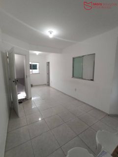 casa no primeiro 1º andar com 3/4 no centro de Lauro de Freitas - R$2.000,00.