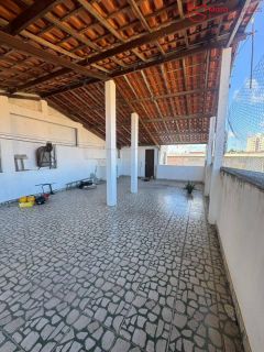 casa no primeiro 1º andar com 3/4 no centro de Lauro de Freitas - R$2.400,00.