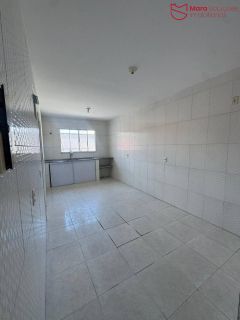 casa no primeiro 1º andar com 3/4 no centro de Lauro de Freitas - R$2.400,00.