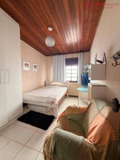 Casa térrea à venda em Vilas do Atlântico, situada em um amplo terreno de 550 m², oferecendo conforto, espaço e excelente localização.