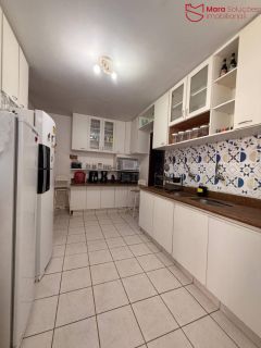 Casa térrea à venda em Vilas do Atlântico, situada em um amplo terreno de 550 m², oferecendo conforto, espaço e excelente localização.