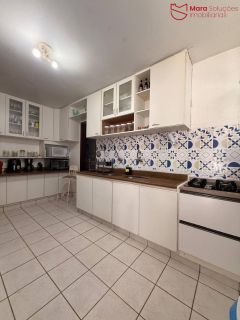 Casa térrea à venda em Vilas do Atlântico, situada em um amplo terreno de 550 m², oferecendo conforto, espaço e excelente localização.