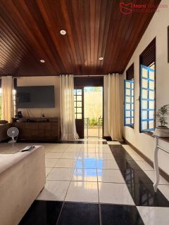 Casa térrea à venda em Vilas do Atlântico, situada em um amplo terreno de 550 m², oferecendo conforto, espaço e excelente localização.