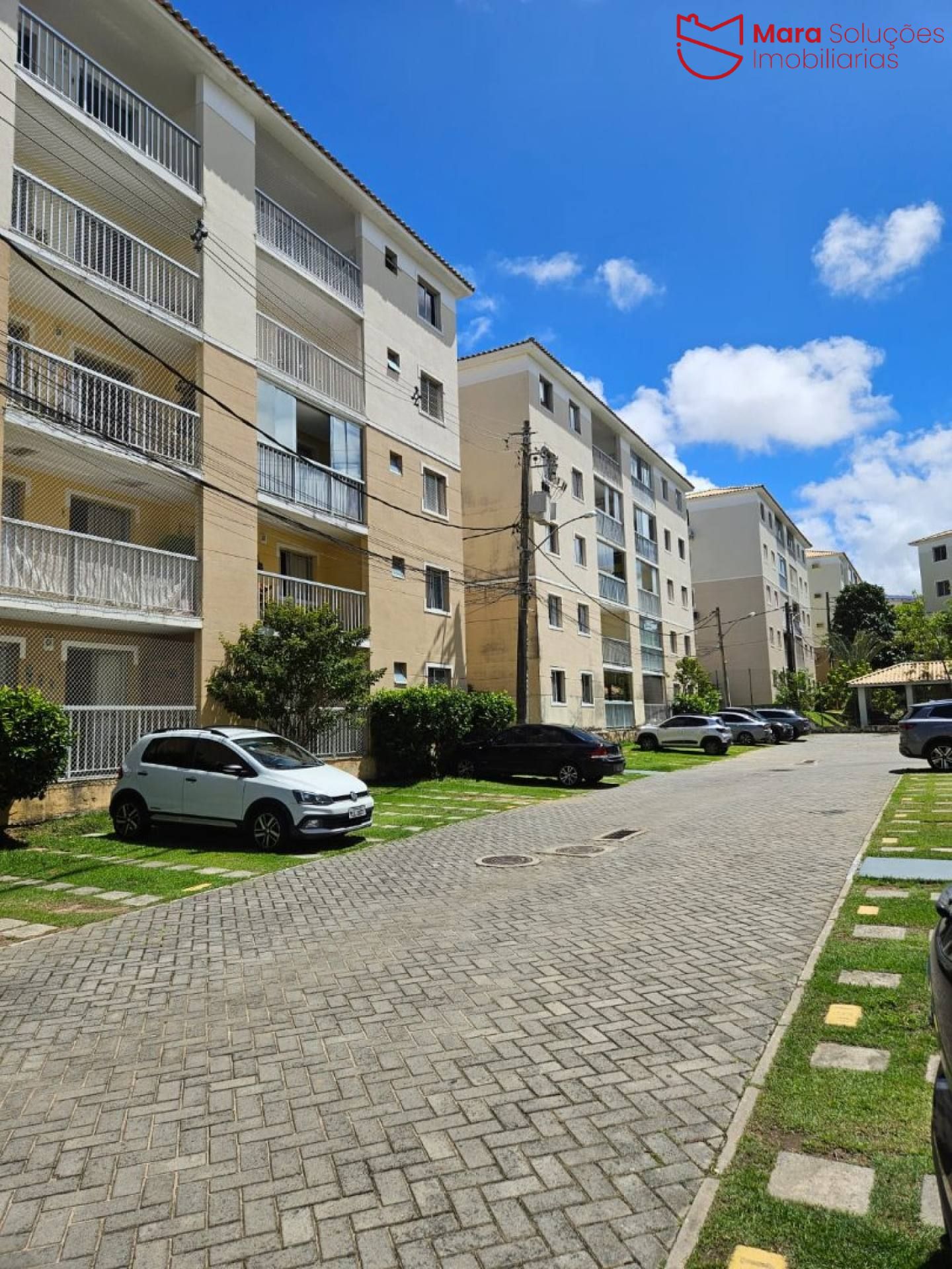 Apartamento mobiliado 2/4 com suíte, varanda ampla e excelente localização em Lauro de Freitas.