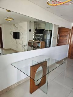 Apartamento mobiliado 2/4 com suíte, varanda ampla e excelente localização em Lauro de Freitas.