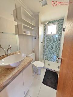 Apartamento mobiliado 2/4 com suíte, varanda ampla e excelente localização em Lauro de Freitas.