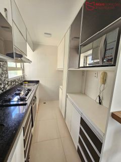 Apartamento mobiliado 2/4 com suíte, varanda ampla e excelente localização em Lauro de Freitas.